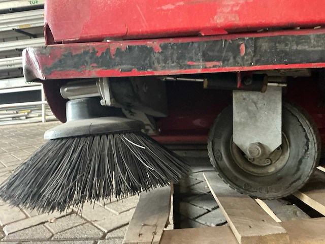 2000 eureka zelfrijdende veegmachine - afbeelding 15 van  22