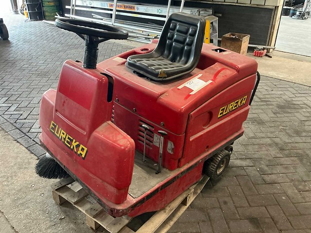 2000 eureka zelfrijdende veegmachine - afbeelding 12 van  22