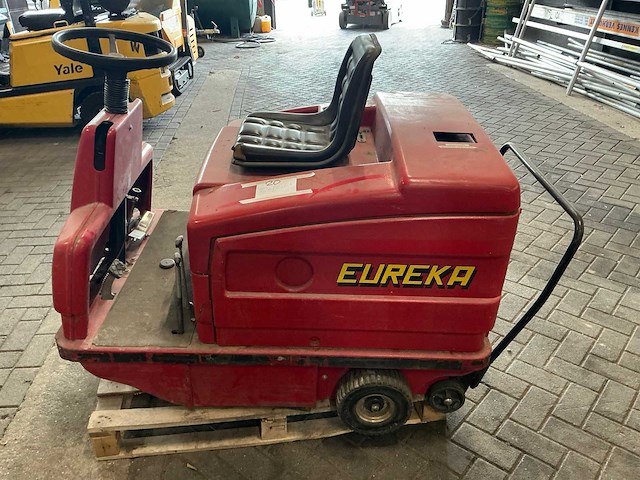 2000 eureka zelfrijdende veegmachine - afbeelding 16 van  22