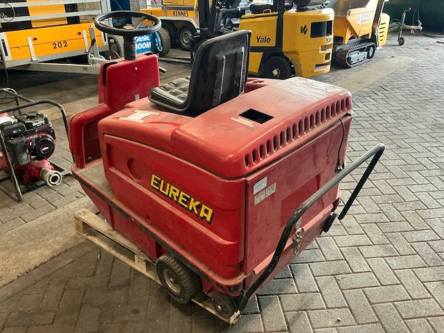 2000 eureka zelfrijdende veegmachine - afbeelding 17 van  22