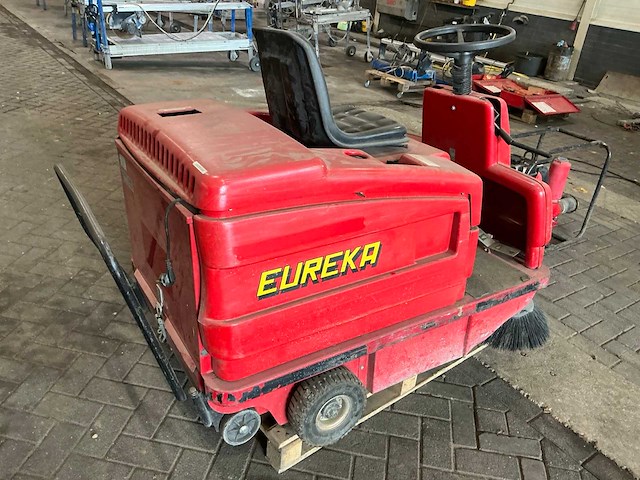 2000 eureka zelfrijdende veegmachine - afbeelding 19 van  22