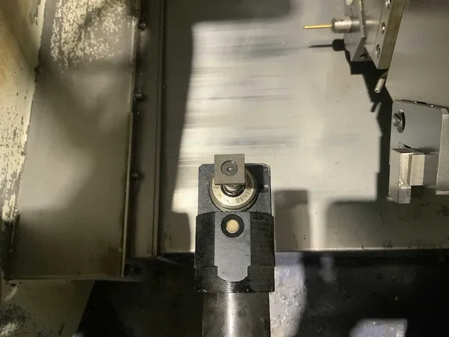 2000 hwacheon hi-tech 100a cnc draaibank - afbeelding 26 van  28
