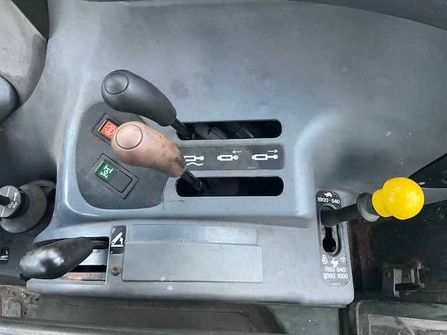 2000 new holland ts90 vierwielaangedreven landbouwtractor - afbeelding 33 van  40