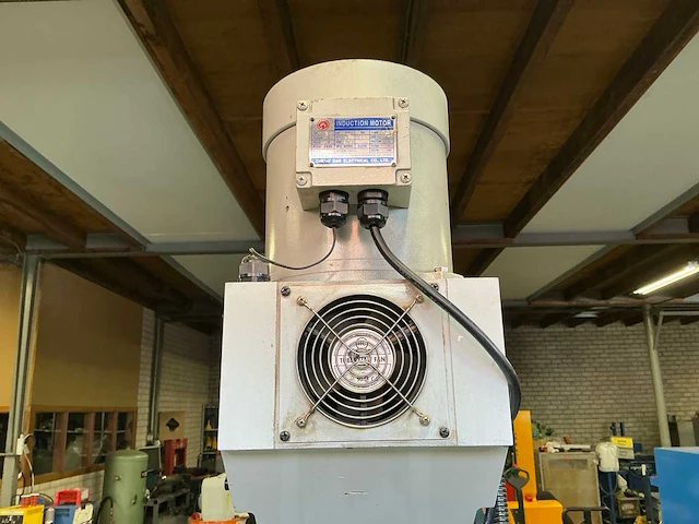 2000 supermax ycm-16vs cnc bedfreesmachine - afbeelding 19 van  29