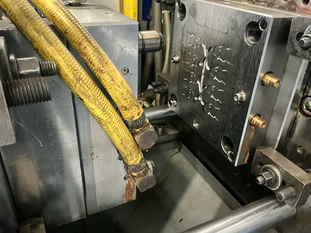 2001 battenfeld ba 500/210 tm spuitgietmachine - afbeelding 107 van  120