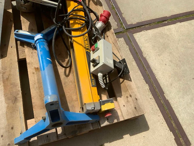 2001 dewalt dw729a2 afkortcirkelzaagmachine - afbeelding 2 van  11