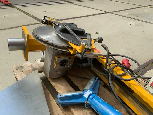 2001 dewalt dw729a2 afkortcirkelzaagmachine - afbeelding 3 van  11