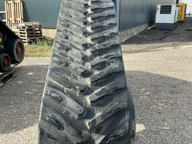 2001 grecav rups banden voor de 1985 new holland tf44 combain - afbeelding 4 van  19