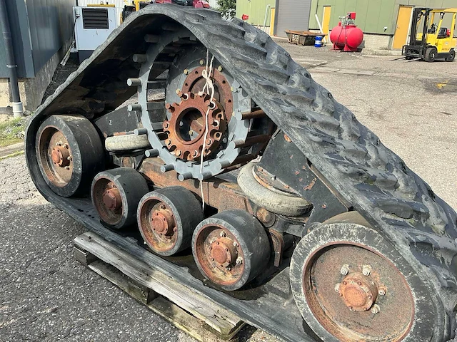 2001 grecav rups banden voor de 1985 new holland tf44 combain - afbeelding 6 van  19