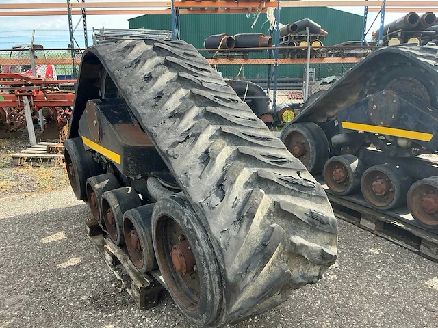 2001 grecav rups banden voor de 1985 new holland tf44 combain - afbeelding 9 van  19