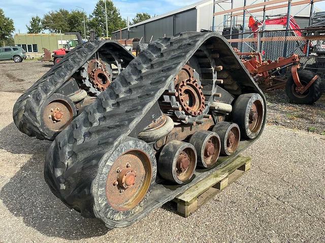 2001 grecav rups banden voor de 1985 new holland tf44 combain - afbeelding 10 van  19