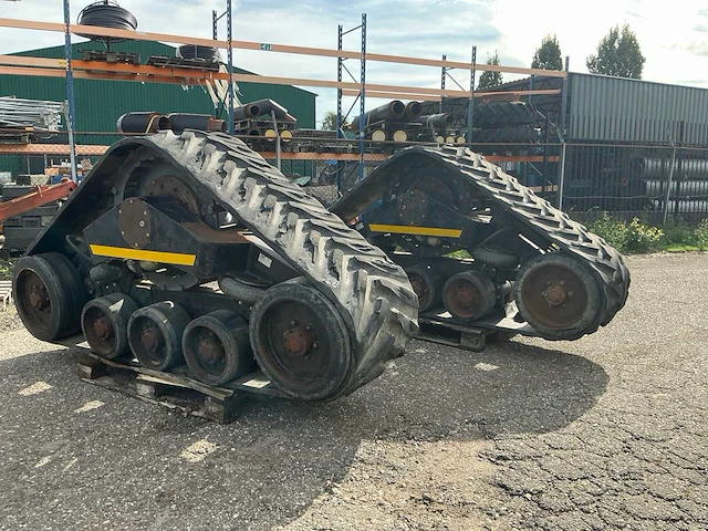 2001 grecav rups banden voor de 1985 new holland tf44 combain - afbeelding 1 van  19