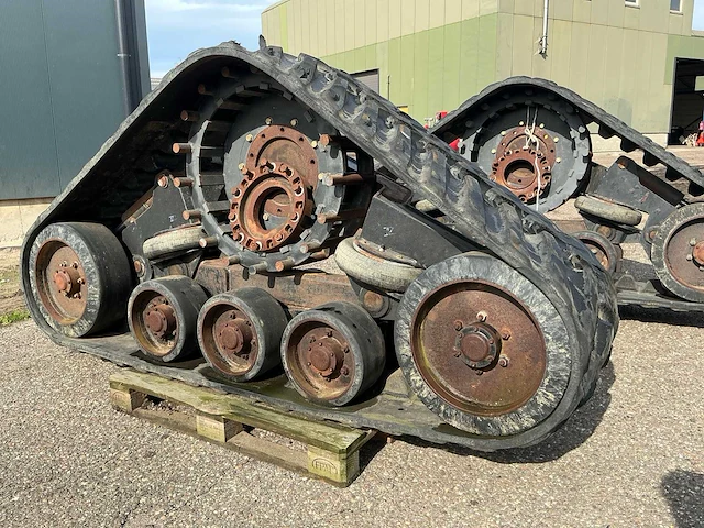 2001 grecav rups banden voor de 1985 new holland tf44 combain - afbeelding 12 van  19