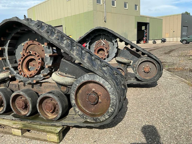 2001 grecav rups banden voor de 1985 new holland tf44 combain - afbeelding 13 van  19