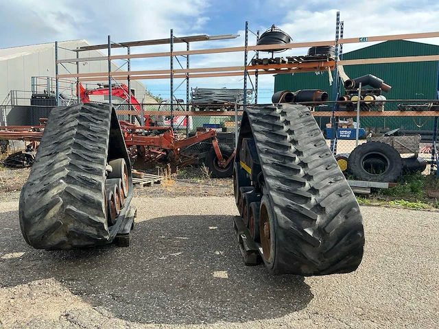 2001 grecav rups banden voor de 1985 new holland tf44 combain - afbeelding 15 van  19