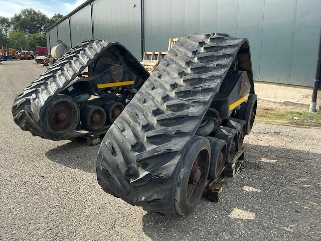 2001 grecav rups banden voor de 1985 new holland tf44 combain - afbeelding 17 van  19