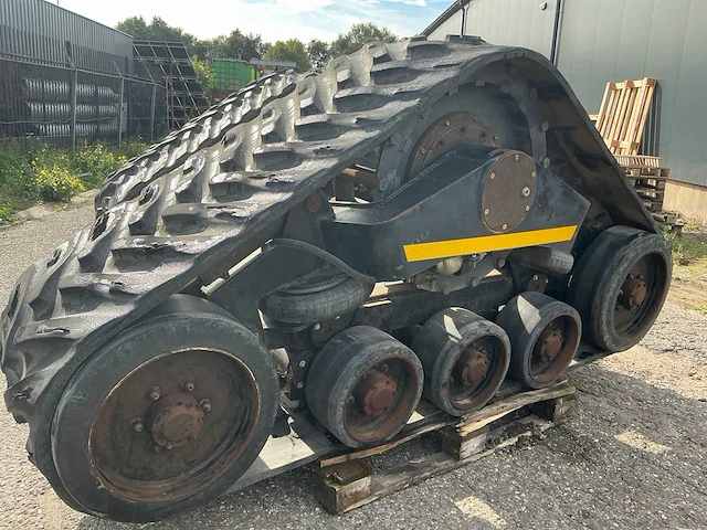 2001 grecav rups banden voor de 1985 new holland tf44 combain - afbeelding 18 van  19