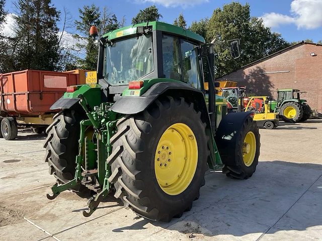 2001 john deere 6810 vierwielaangedreven landbouwtractor - afbeelding 23 van  33