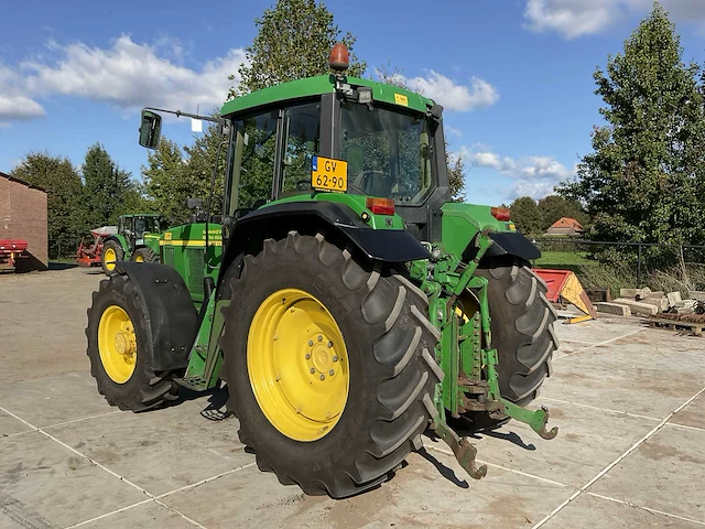 2001 john deere 6810 vierwielaangedreven landbouwtractor - afbeelding 28 van  33