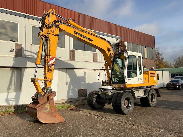 2001 liebherr a 900 b litronic banden graafmachine - afbeelding 1 van  50