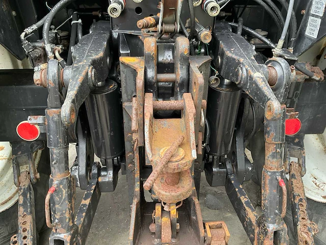 2001 valtra 8450 vierwielaangedreven landbouwtractor - afbeelding 8 van  32