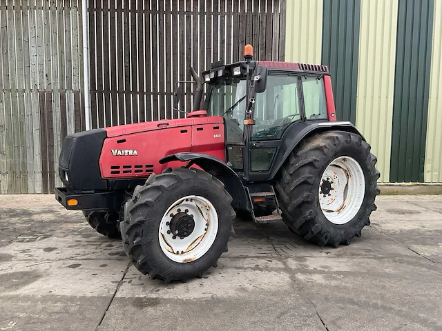 2001 valtra 8450 vierwielaangedreven landbouwtractor - afbeelding 1 van  32