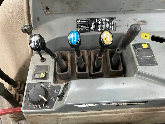 2001 valtra 8450 vierwielaangedreven landbouwtractor - afbeelding 18 van  32