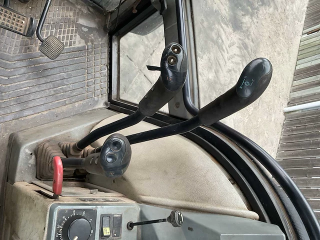 2001 valtra 8450 vierwielaangedreven landbouwtractor - afbeelding 19 van  32