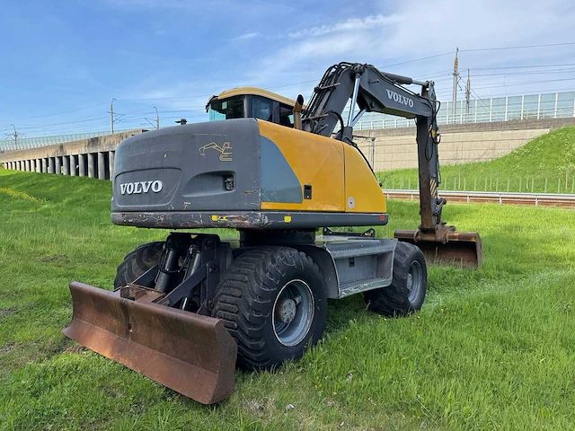 2001 volvo ew140 banden graafmachine - afbeelding 23 van  26