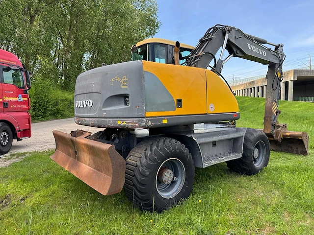 2001 volvo ew140 banden graafmachine - afbeelding 24 van  26