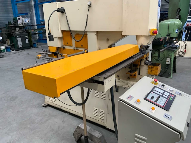 2002 geka hydracrop 80/sd gecombineerde pons / knipmachine - afbeelding 12 van  16