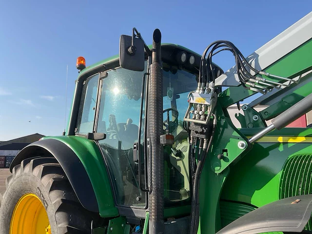 2002 john deere 6820 vierwielaangedreven landbouwtractor met voorlader - afbeelding 21 van  51