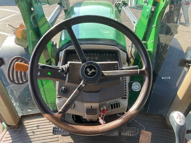 2002 john deere 6820 vierwielaangedreven landbouwtractor met voorlader - afbeelding 36 van  51