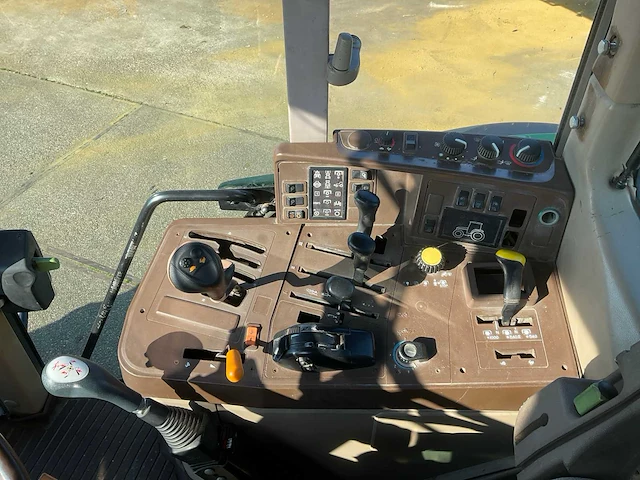2002 john deere 6820 vierwielaangedreven landbouwtractor met voorlader - afbeelding 38 van  51