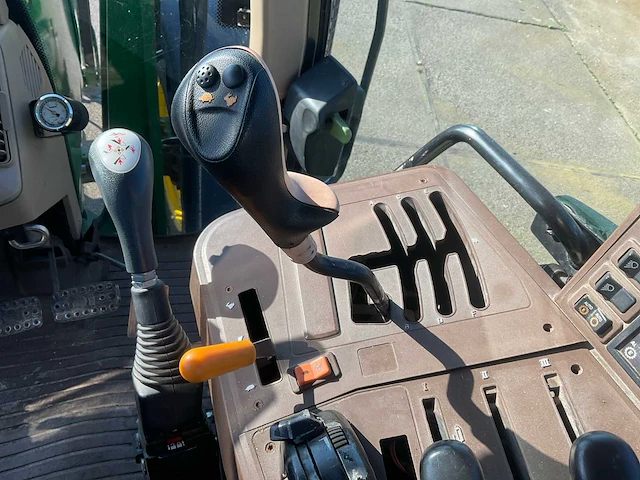 2002 john deere 6820 vierwielaangedreven landbouwtractor met voorlader - afbeelding 40 van  51