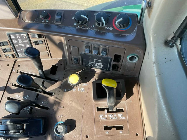 2002 john deere 6820 vierwielaangedreven landbouwtractor met voorlader - afbeelding 42 van  51