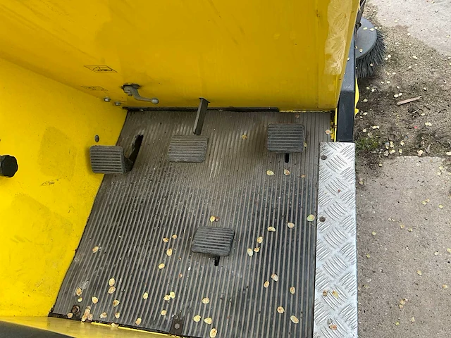 2002 kärcher kmr 1700d zelfrijdende veegmachine - afbeelding 10 van  13