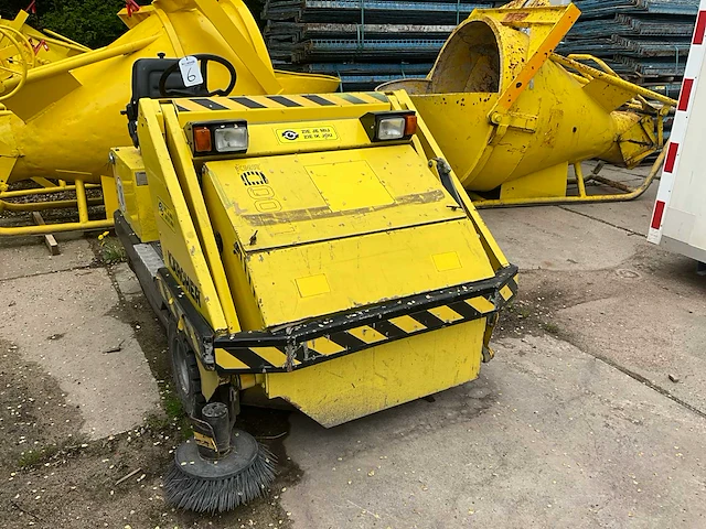 2002 kärcher kmr 1700d zelfrijdende veegmachine - afbeelding 2 van  13