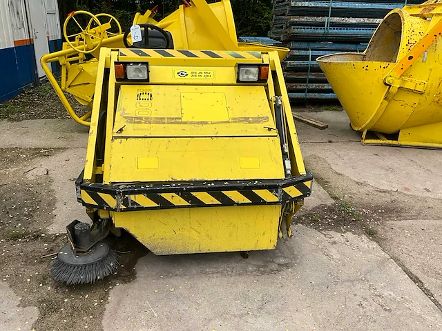2002 kärcher kmr 1700d zelfrijdende veegmachine - afbeelding 3 van  13