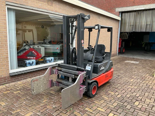 2002 linde e18 vorkheftruck met cascade balenklem - afbeelding 1 van  15