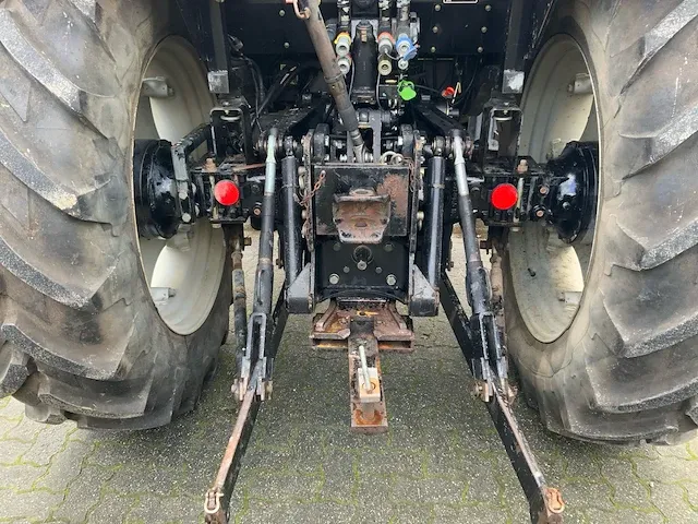 2002 massey ferguson 4355 powershuttle 24/24 vierwielaangedreven landbouwtractor - afbeelding 11 van  31