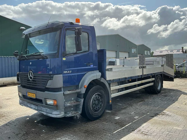 2002 mercedes-benz atego 950.53 vrachtwagen/oprijwagen - afbeelding 1 van  59