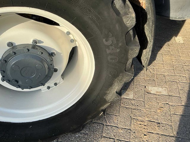 2002 new holland tm135 vierwielaangedreven landbouwtractor - afbeelding 15 van  40