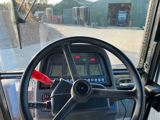 2002 new holland tm135 vierwielaangedreven landbouwtractor - afbeelding 26 van  40