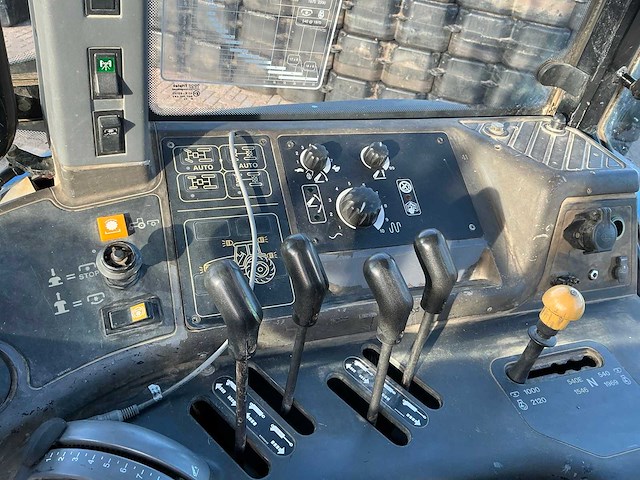 2002 new holland tm135 vierwielaangedreven landbouwtractor - afbeelding 28 van  40