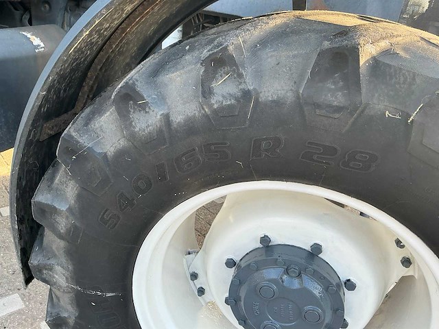 2002 new holland tm135 vierwielaangedreven landbouwtractor - afbeelding 21 van  40