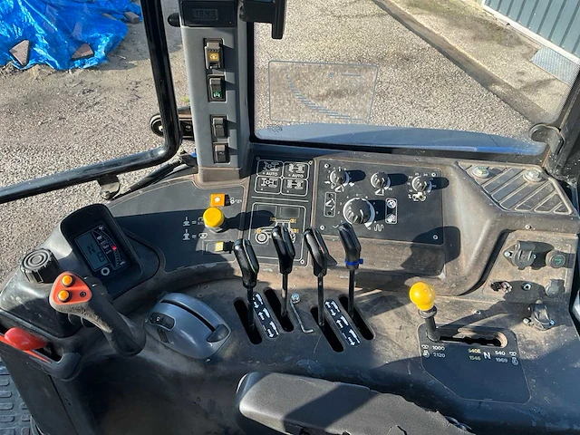 2002 new holland tm165 vierwielaangedreven landbouwtractor - afbeelding 26 van  42