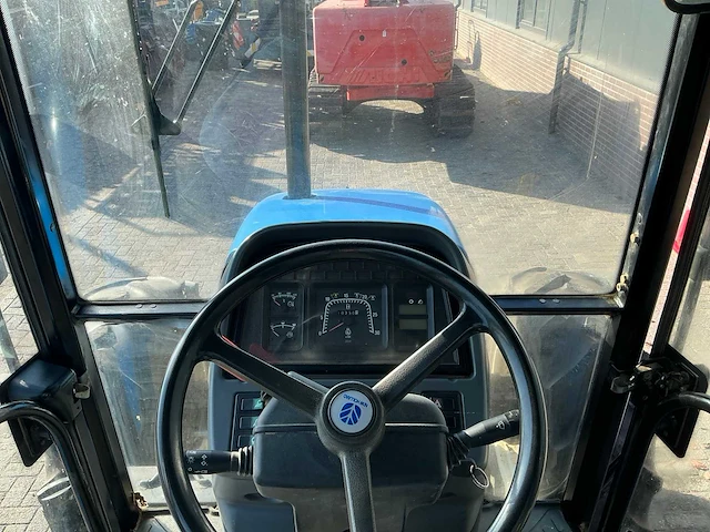 2002 new holland ts100 vierwielaangedreven landbouwtractor - afbeelding 38 van  46