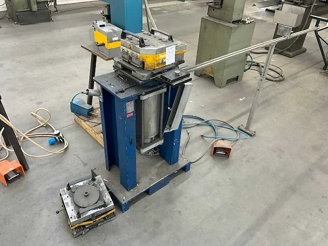 2002 schüco hydraulikpresse pers - afbeelding 1 van  11