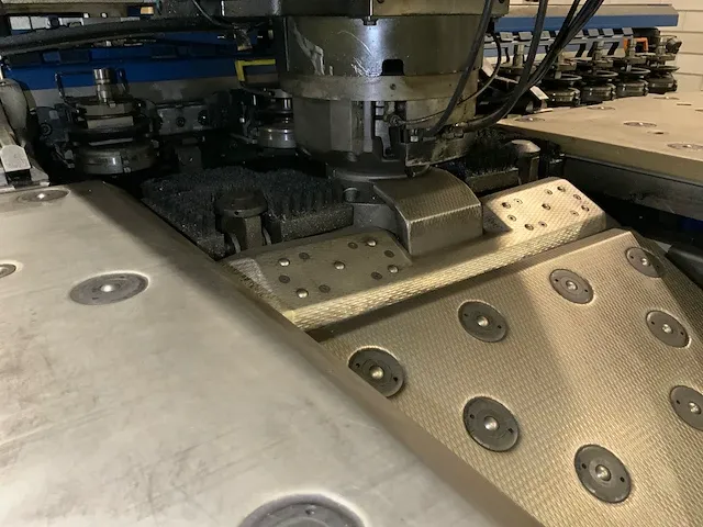 2002 trumpf trumatic 500r-1300 pons-nibbelmachine - afbeelding 24 van  27